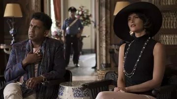 Collier de perles porté par Grace Ballard (Gemma Arterton) comme on le voit dans Murder Mystery 2