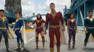 Costume rouge de super-héros Shazam porté par Shazam (Zachary Levi) comme on le voit dans Shazam! La Fureur des Dieux