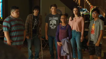 Haut rose à manches longues henley porté par Mary Bromfield / Super-héroïne Mary (Grace Caroline Currey) comme on le voit dans Shazam! La Fureur des Dieux