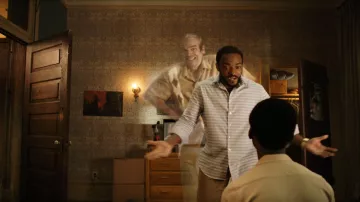 Camisa a rayas usada por Frank (Anthony Mackie) como se ve en We Have a Ghost