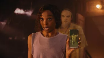 Débardeur lilas porté par Melanie (Erica Ash) comme on le voit dans la garde-robe du film We Have a Ghost