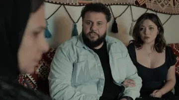 Chemise Denim Style portée par Mo Najjar (Mohammed Amer) à Mo (S01E02)