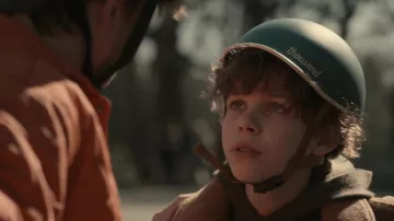 Mille casques de vélo portés par Edward (Colin O’Brien) comme on le voit dans Cher Edward (S01E01)