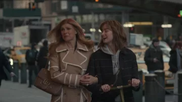 Veste à manteau rayée portée par Zoe (Audrey Corsa) comme on le voit dans Dear Edward (saison 1 épisode 1)