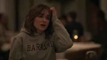 Barnard Liberal Arts College Sweat à capuche porté par Zoe (Audrey Corsa) comme on le voit dans Dear Edward (S01E01)