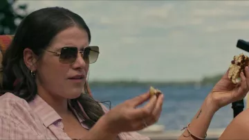 Lunettes de soleil Ray-Ban portées par Tess (Kaniehtiio Horn) comme on le voit dans les tenues de film Alice, Darling
