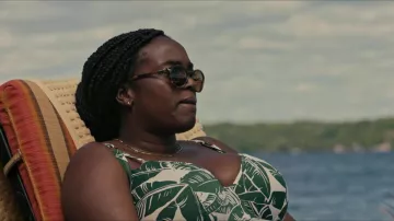 Gafas de sol Persol usadas por Sophie (Wunmi Mosaku) como se ve en el armario de Alice, Darling