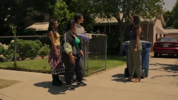 Baskets Adidas portées par Gloria (Keyla Monterroso Mejia) dans la série Freeridge (S01E01)