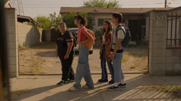 Baskets portées par Cameron (Tenzing Norgay Trainor) dans la série télévisée Freeridge (S01E03)