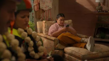 Baskets Adidas portées par Gloria (Keyla Monterroso Mejia) dans la série télévisée Freeridge (S01E04)