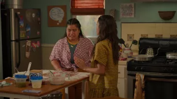 Robe à carreaux à manches courtes en jaune portée par Demi (Ciara Riley Wilson) vue dans Freeridge (S01E04)