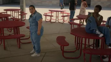 Combinaison en denim portée par Gloria (Keyla Monterroso Mejia) dans les tenues de la série télévisée Freeridge (saison 1 épisode 6)