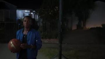 Veste de bombardier bleue portée par Andre (Zaïre Adams) vue dans Freeridge (S01E06)