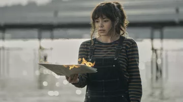 Mono de mezclilla negro usado por Jos Cleary-Lopez (Auli'i Cravalho) como se ve en la serie de televisión The Power (Temporada 1)