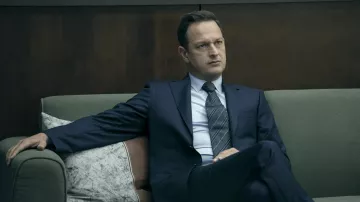Corbata gris a rayas usada por el gobernador Daniel Dandon (Josh Charles) como se ve en los trajes de The Power (Temporada 1)