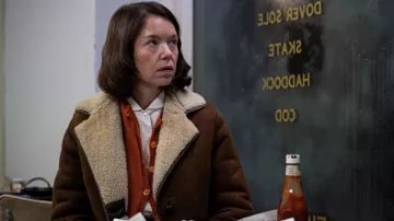 Chaqueta sherpa marrón usada por Lily Thomas (Anna Maxwell Martin) como se ve en el vestuario del programa de televisión A Spy Among Friends (Temporada 1)
