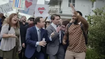 Polo con estampado marrón usado por Frank (Anthony Mackie) como se ve en We Have a Ghost