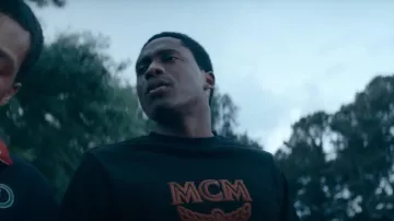 Sudadera MCM usada por Lamar Silas (Eric Kofi-Abrefa) como se ve en BMF (S02E05)