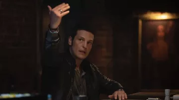 Veste en cuir noir portée par Jospeh (George Tchortov) vue dans Mayor of Kingstown (S02E03)