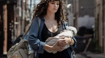 Sac à linge porté par Tatiana (Gratiela Brancusi) vu dans Mayor of Kingstown (S02E03)