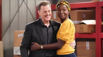 Montre portée par Abishola Adebambo (Folake Olowofoyeku) dans la garde-robe de la série télévisée Bob Hearts Abishola (saison 4, épisode 12)