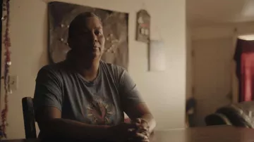 T-shirt porté par Paul Castro dans la série télévisée Murder in Big Horn (S01E01)