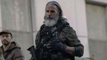 Tactical gloves worn by Perry (Jeffrey Pierce) as seen in The Last of Us (S01E04)