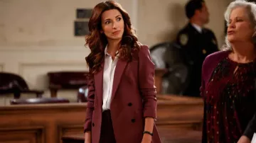 Veste blazer rouge portée par Olivia (India de Beaufort) vue dans la série télévisée Night Court (S01E04)