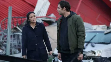 Manteau porté par Ella Jones (Michelle Vergara Moore) vu dans La Brea (S02E08)