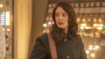 Abrigo usado por Mallory Yang (Highdee Kuan) como se ve en el programa de televisión Quantum Leap (Temporada 1, Episodio 11)