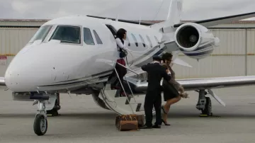 Louis Vuitton Bolsos y maletas de Whitney Houston (Naomi Ackie) como se ve en Whitney Houston: Quiero bailar con alguien