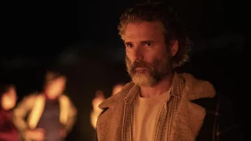 Veste de manteau Sherpa portée par Macka (Eric Bana) vue dans le film Blueback