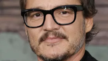 Glasses worn by Pedro Pascal