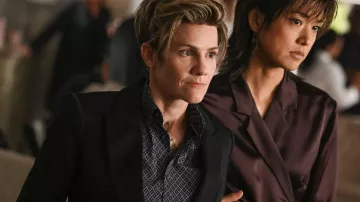 Chemise imprimée portée par Greta Strobe (Cameron Esposito) vue dans les tenues de la série télévisée A Million Little Things (S05E01)