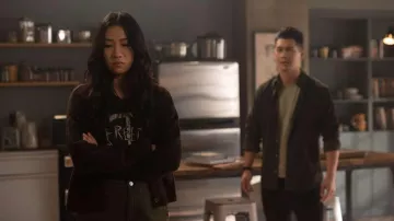 T-shirt imprimé porté par Nicky Shen (Olivia Liang) vu dans Kung Fu (S03E09)