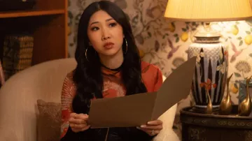 Haut rouge porté par Althea Shen (Shannon Dang) vu dans Kung Fu (S03E09)