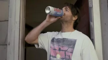 T-shirt imprimé porté par Doug (Will Forte) vu dans le film Strays