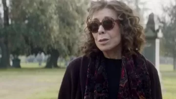 Lunettes de soleil surdimensionnées portées par Evelyn (Lily Tomlin) comme on le voit dans le film Moving On