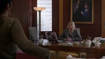 Veste blazer à carreaux portée par Lexi (Lauren Ash) vue dans la série télévisée Not Dead Yet (S01E01)