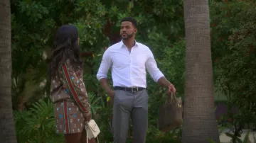 Sac à main blanc porté par Annika Longstreet (Justine Skye) dans des tenues de séries télévisées (saison 5 épisode 13)