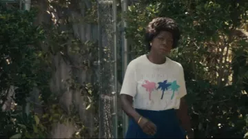 Camiseta tropical usada por Deloris Jordan (Viola Davis) como se ve en Air