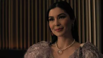 Collier pendentif coeur porté par Sophie (Niccy Lin) comme on le voit dans You (S04E01)