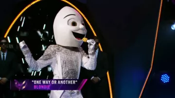 Cosplay en costume d’œuf porté par Johnny Weir vu dans The Masked Singer US