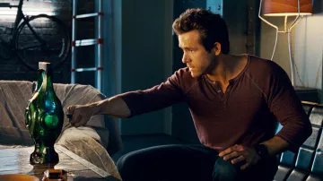 Camiseta Henley de manga larga usada por Hal Jordan (Ryan Reynolds) en la película Green Lantern