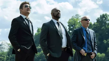 Lunettes de soleil portées par Ian (Hugh Dillon) dans la garde-robe de la série télévisée Mayor of Kingstown (S02E05)