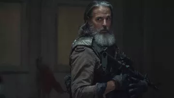 Tactical gloves worn by Perry (Jeffrey Pierce) as seen in The Last of Us TV show outfits (Season 1 Episode 5)