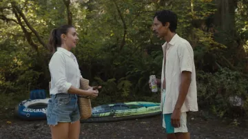 Camisa blanca usada por Benny (Danny Pudi) como se ve en Somebody I Used to Know