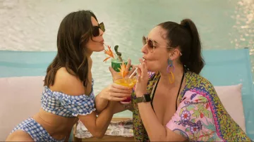 Lunettes de soleil portées par Sophie Wilder (Monica Barbaro) comme on le voit dans le film At Midnight 