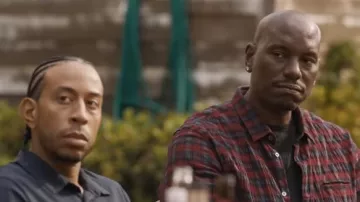 Camisa de franela roja usada por Roman (Tyrese Gibson) como se ve en Fast X