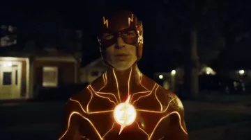 El traje de superhéroe rojo de Flash usado por Barry Allen (Ezra Miller) en  los trajes de la película The Flash | Spotern